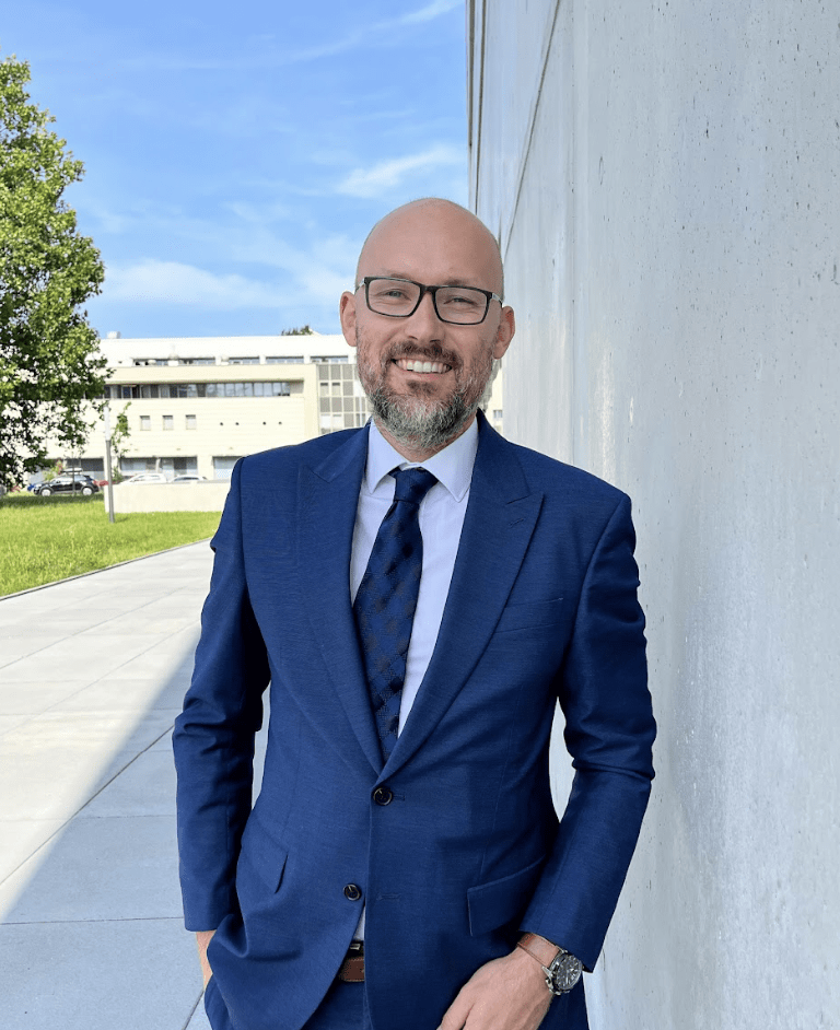 Úvodní obrázek: Slabý dolar přidělává vrásky na tváři korunových investorů