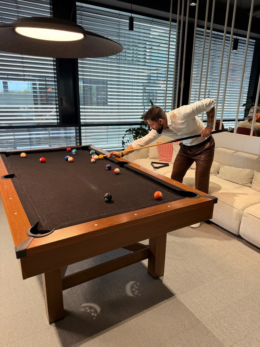 Kolega u kulečníku v kanceláři Investhy