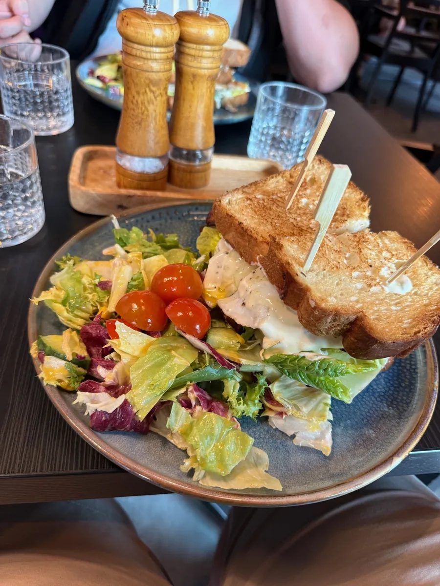 Společný oběd v restauraci během pracovního dne