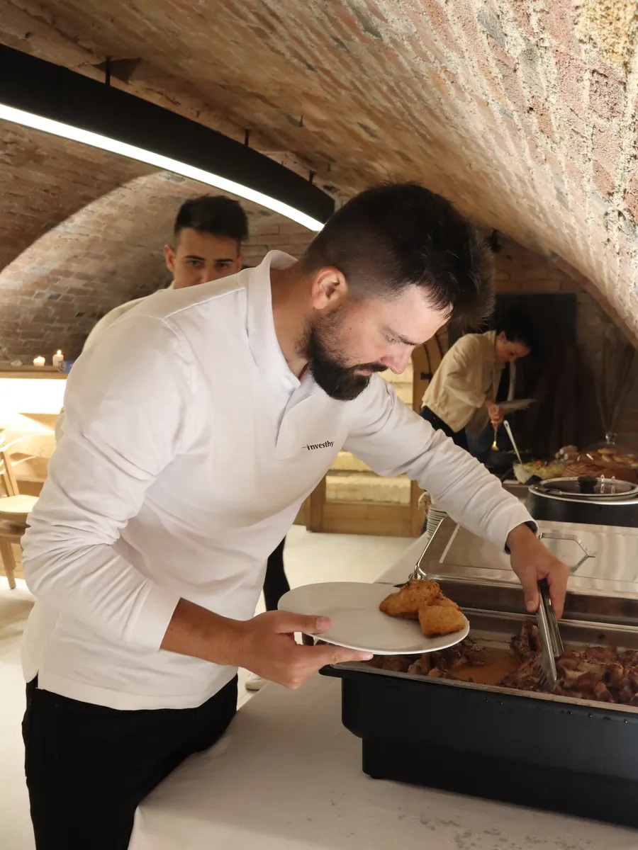 Kolega z Investhy u rautu na firemní akci